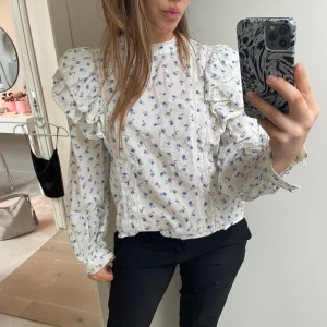 Blus Springfield  - Söt, blommig blus från Springfield! 🩵🤍