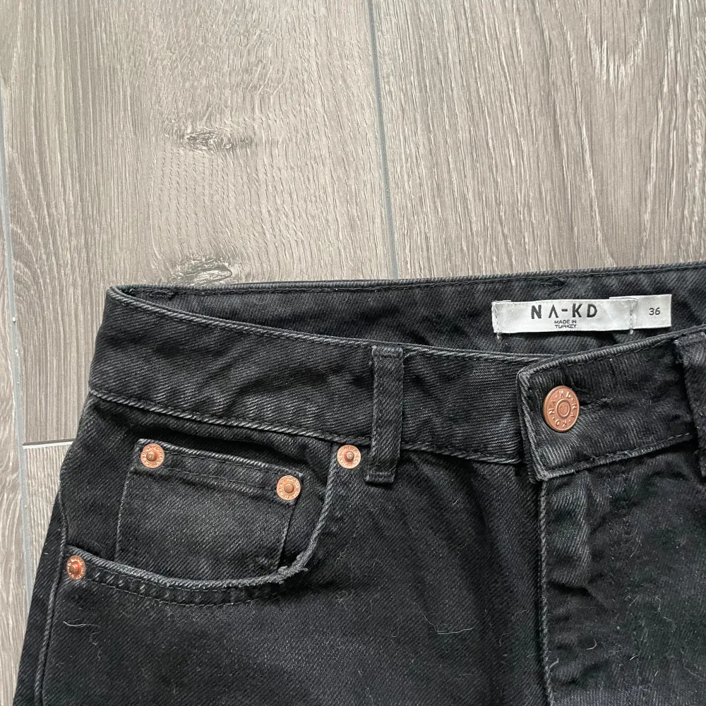 En rak model jeans Köpta på Nakd  Använd men är fortfarande i bra skick Säljer pga att de inte passar mig i storlek längre . Jeans & Byxor.