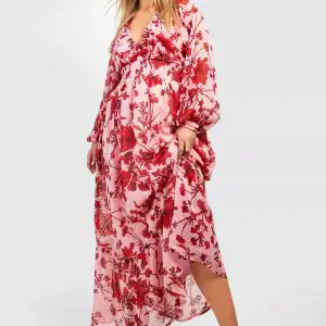 Fin rosa klänning med röda blommor! Plus Size   Köpt för 500kr ny pris 300kr