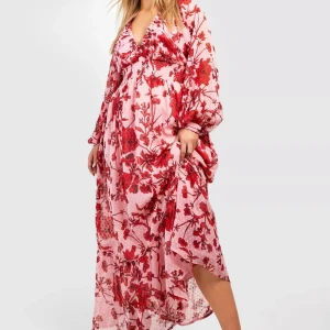 Rosa klänning plus size Maxi klänning  - Fin rosa klänning med röda blommor! Plus Size   Köpt för 500kr ny pris 300kr