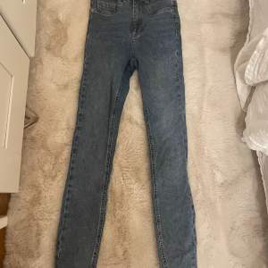 Oandvända jeans från gina som ej kommer till andvändning.  Har dubbel par! !!!står ej för frakt!!!