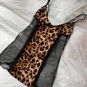 Topp - Såååå snygg leopard topp står inga lappar i och jag har ingen bild med det på då jag aldrig använt det🙌