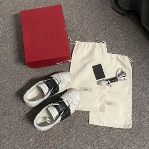 Valentino Open - Säljer mina Valentinos som är hyfsat slitna men finns fortfarande liv kvar därav priset! Allt OG utom dustbag! Pris kan diskuteras vid snabb affär. Tveka inte på att höra av dig!