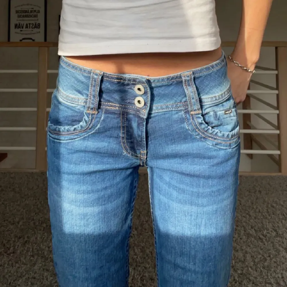 Säljer dessa helt oanvända Peppe jeans i Venus low Waist. Storlek 25/32. Fråga gärna om fler bilder ifall due intresserad❤️ Nypris: 1099kr / första bilden lånad🥰🥰. Jeans & Byxor.