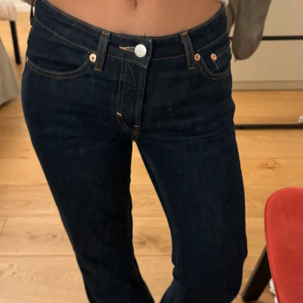 Pin Mid straight dark blue jeans. Rather tight fit, however not skinny jeans. Flattering fit, and very comfortable.. Jeans & Byxor.