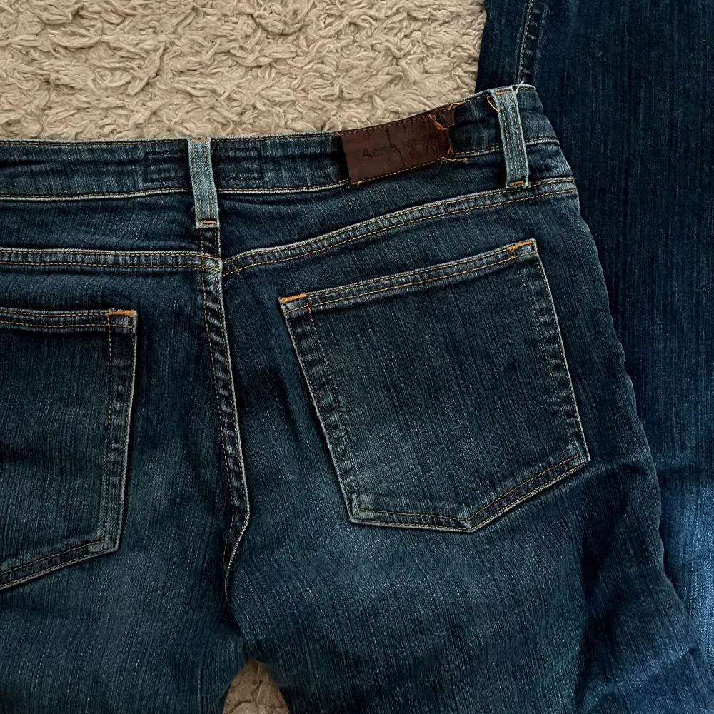 Lågmidjade Acne Jeans  Midjemått tvärs över: 38cm Innerbenslängd: 80cm. Jeans & Byxor.
