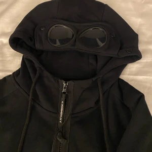 C.p .Company kofta - Säljer denna svarta C.P. Company koftan i storlek M. Den är helt ny och inte använd en enda gång!