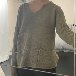 Stickad tröja  - Söt stickad tröja med fickor, är i storlek s men sitter ganska löst