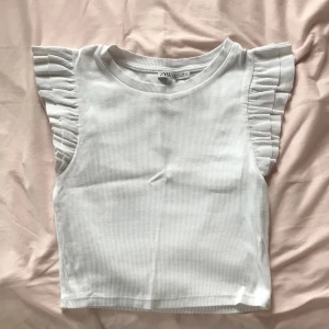 Vit topp  - Vitt topp i väldigt gott skick den är från zara och väldigt fin 