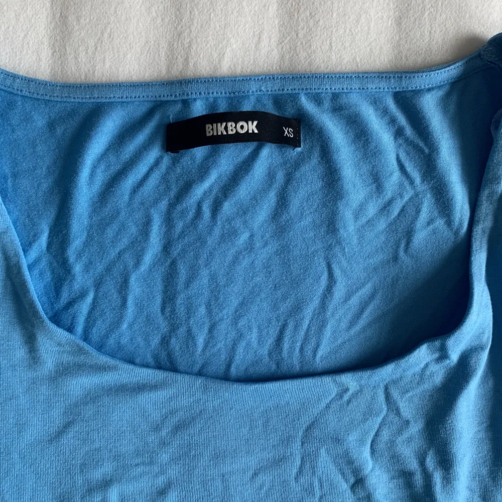 Jättesöt blå T-shirt ifrån Bikbok💙 aldrig använd . T-shirts.