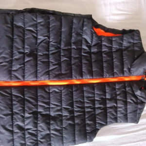 Väst  - Säljer min väst från H&M. Andvänd i gott skick men väldigt fin. Stl 146. 