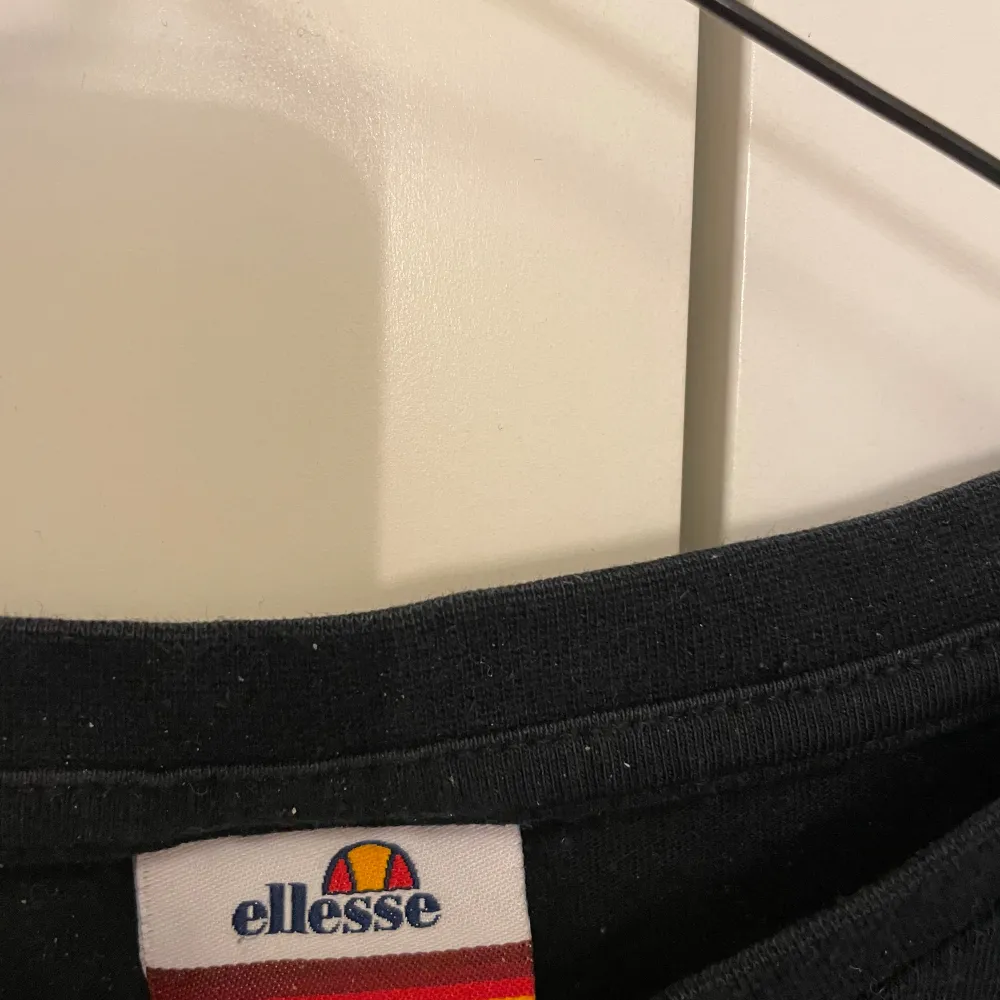 Ellesse kortarmad tröja i väldigt bra skick använd några gånger, är i storlek S. T-shirts.