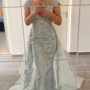 Klänning - En elegant och skimrande klänning som endast använts vid ett tillfälle och har inga skador eller liknande. Den sitter som en smäck och är definitionen av en prinsessklänning. Hör gärna av dig vid intresse.