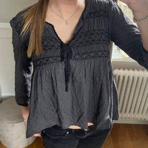 Odd Molly blus - Grå blus med svarta detaljer i mycket bra skick.