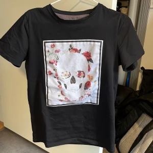 Limitato t-shirt - Säljer nu min limitato i storlek S, som jag köpte för ett tag sedan, men som inte riktigt passar som jag vill att den ska.  Den är i väldigt bra skick och inga fläckar eller något liknande!   Pris kan diskuteras!   