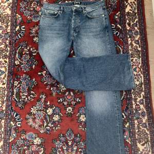 Säljer ett par Hope jeans i modellen ”work”. Köpta för längesedan och använde aldrig dem. Säljer då det inte är min stil alls längre. Nypris på dessa är 1800.