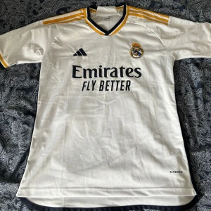 Real Madrid 23/24 T-Shirt - Storleken är S/M har inte haft på mig den innan eftersom den inte passar mig, vi kan mötas upp i eskilstuna om du är intresserad 