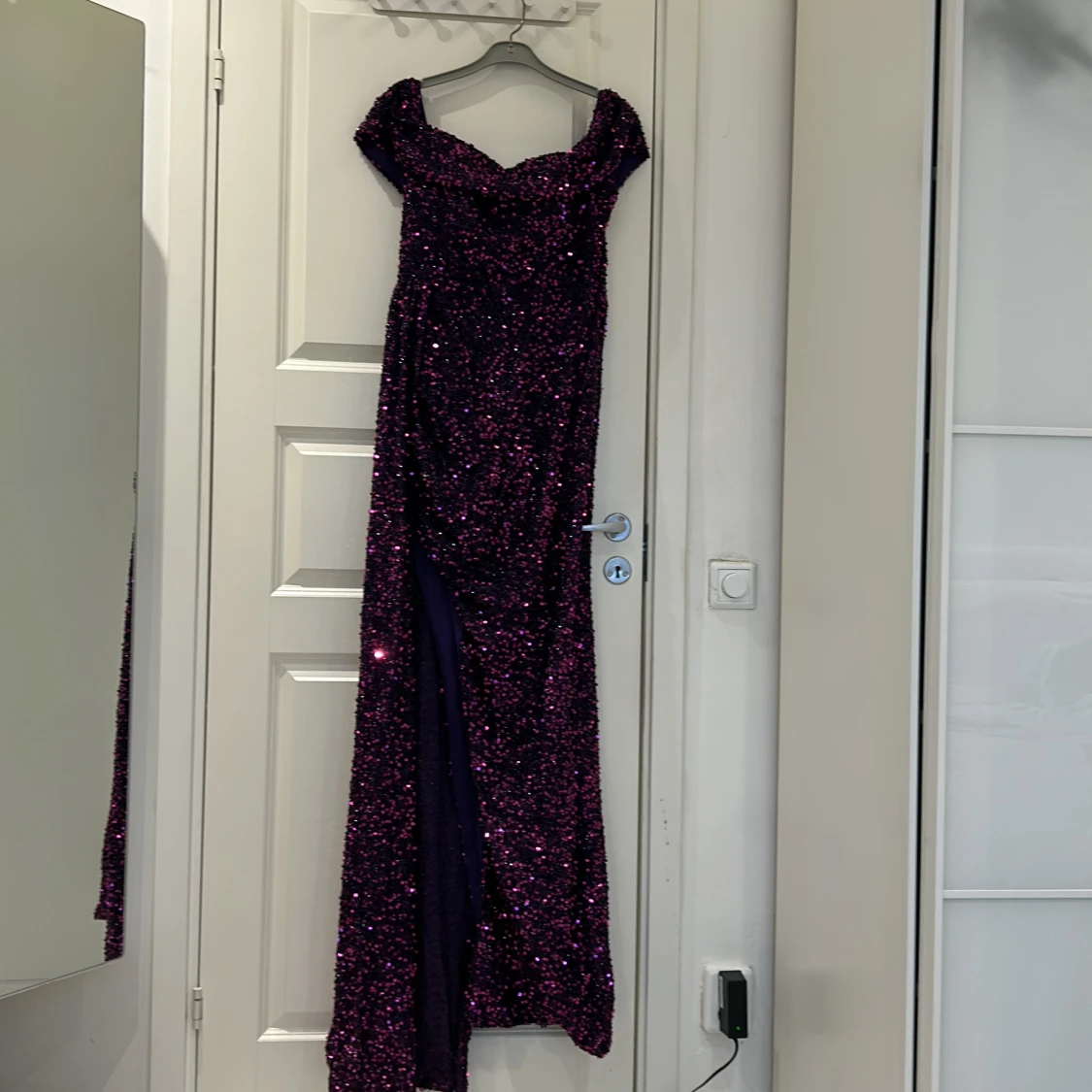 En Mörk lila klänning Andvänds en gång OBS! Alla klänningar har andvänds 1 gång 