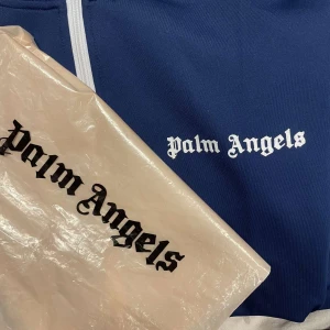 Palm angels  - Säljer nu min Palm angels som jag köpt  för ett och ett halvt år sen för 2500 på rea ,säljer   Då den aldrig blivit använd. Skriv för frågor o annat  