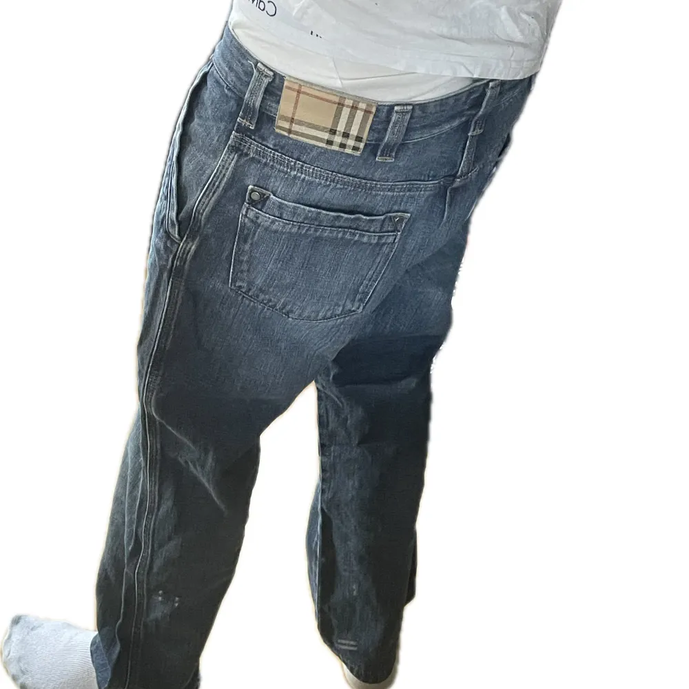 Feta Burberry jeans i bra skick, dm om funderingar. Säljer då dom inte kommer till användning.. Jeans & Byxor.