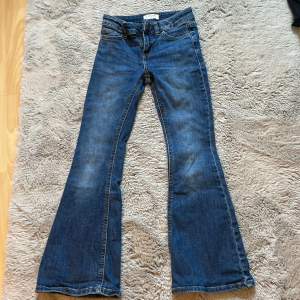 Blåa jeans från Lindex i st 134 fint sick