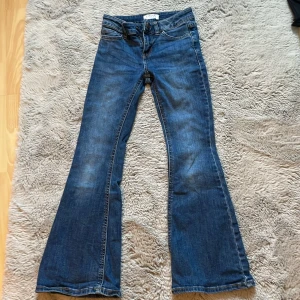 Jeans - Blåa jeans från Lindex i st 134 fint sick