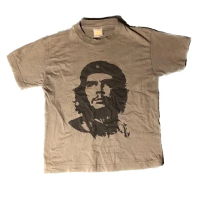 Khaki grön che guevara babytee - Nice tröja som sitter bra, säljer pga att det inte är min stil längre, hör av er om ni har några frågor:)