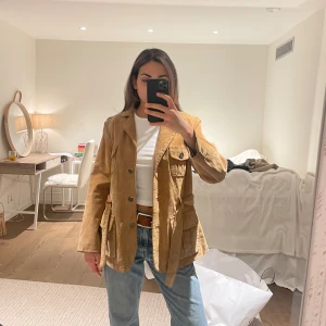 VINTAGE VÅR JACKA🤎 - Säljer min super snyga vintage vår jacka. Jackan är väldigt unik och är i super bra skick. Jag är en s och den sitter super snyggt och lite oversized på mig🤎