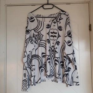 Tröja  - Svartvit mönstrad tröja med ansikten på. Lite konstinspirerad.  No name. 
