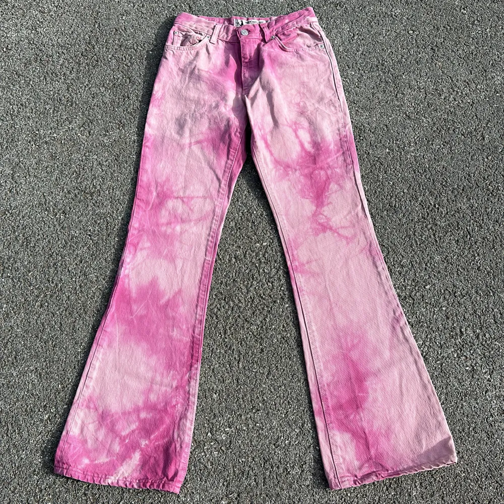 Helt perfekta vintage bootcut jeans med coolt tiedye mönster! Det står storlek M i lappen men passar XS mer. Midjemått tvärsöver: 32 cm. Innerbenslängd: 80 cm. 💘💕. Jeans & Byxor.