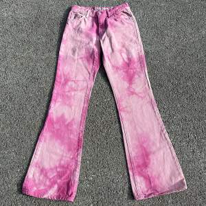 Helt perfekta vintage bootcut jeans med coolt tiedye mönster! Det står storlek M i lappen men passar XS mer. Midjemått tvärsöver: 32 cm. Innerbenslängd: 80 cm. 💘💕