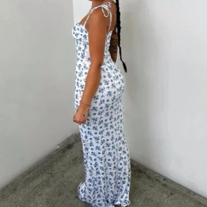 Blommig klänning - Från märket parthea, Shein. Passar nog längd 160-175cm