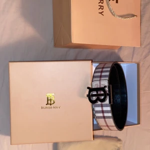 Burberry bälte - Jag säljer ett burberry bälte oanvänt och otroligt bra kvalitet. allting med i bilden följer med.