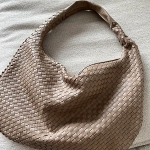 Flätad / vävd väska - Nyskick. Mörkbeige