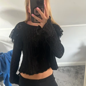 Zara topp  - Säljer denna skit snygga tröjan från zara! 🥰🥰är i storlek M men passar mig som brukar ha s-xs
