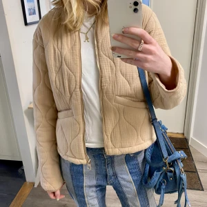 Vårjacka - Sååå najs quiltad jacka!! Perfekt nu till våren! Passar storlek xs-m 💖