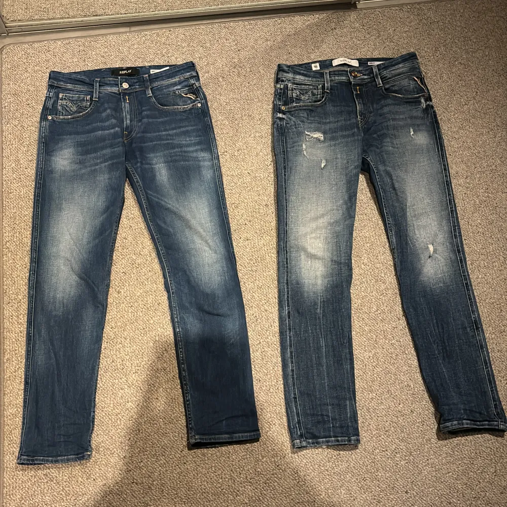 Säljer dessa två sjukt snygga replay Anbass jeans. Båda två är knappast använda, finns inga reflektera med någon av dem. Båda två säljs för samma pris. Storleken på båda är 28x30. Jeans & Byxor.