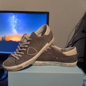 Philipe model skor - OBS:inga byten | Philipe model skor i extremt eftertraktad modell | storlek 45 |använda 1-3 gånger! | box och orderbekräftelse finns | kan gå ner i pris vid snabb affär