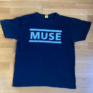muse merch - muse merch, trycket på baksidan har blivit slitet, men tröjan o trucket på framsidan är i välldigt bra skick