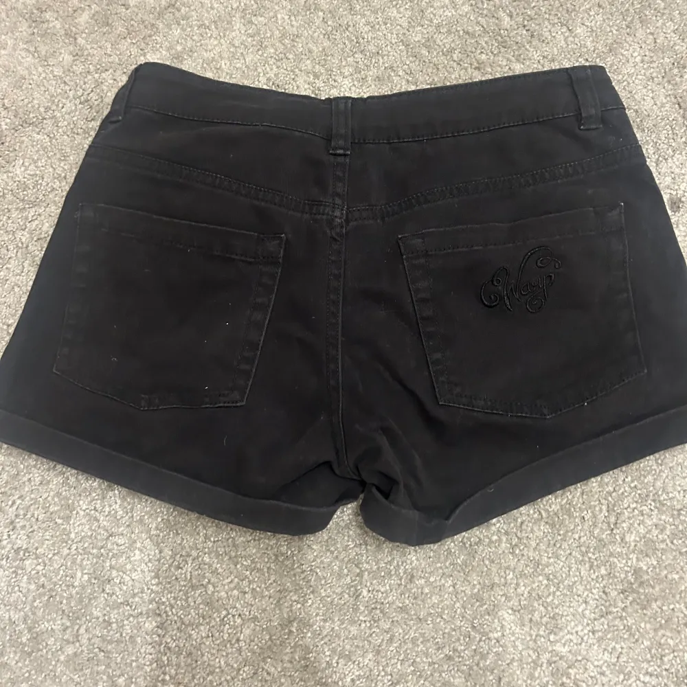 snygga shorts som inte säljs längre, låga i midjan💞 stl 158 men passar xxs/xs! . Shorts.