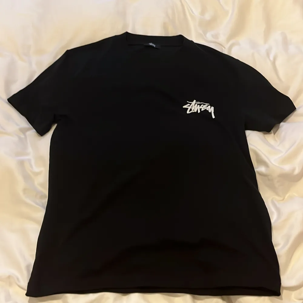 Svart stussy t-shirt i storlek M. I väldigt bra skick då den inte har använts. Säljer på grund av att den är för stor på mig. Pris kan diskuteras vid snabb affär. T-shirts.