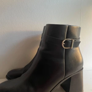 Svarta boots med klack - Säljer dessa svarta boots för att dem inte kommer till användning. Dem är bara använda 2 gånger och dem är i väldigt bra skick. Dem har dragkedja så är väldigt lätta att dra på och av.  6,5 cm klack