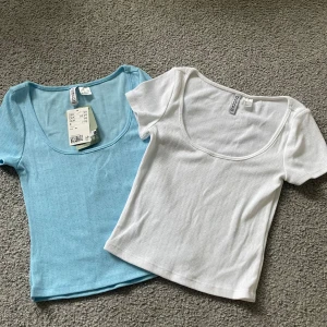 TOPPAR - en blå och en vit top, den blå med lappen kvar!