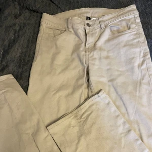 H&M Beiga jeans byxor👖 - Beiga jeans byxor från H&M i storleken 38. Dem är utsvängda och mid waist💕