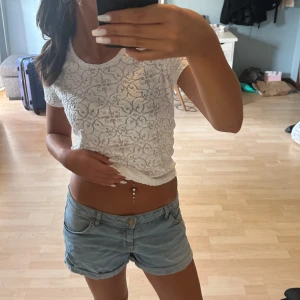 Jeans shorts  - Säljer dessa super fina jeansshortsen då de är för stora för mig! Pris kan diskuteras💞