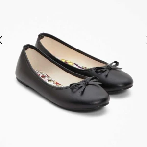 Ballerina skor  - Säljer dessa ballerina skor då dom är för stora för mig. Dom har aldrig andvänts och är i nyskick