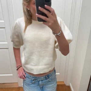 Stickad tröja  - Jättefin stickad kortärmad tröja. Kommer inte till användning och använt en gång!! Skriv för prisförslag och funderingar🥰🥰