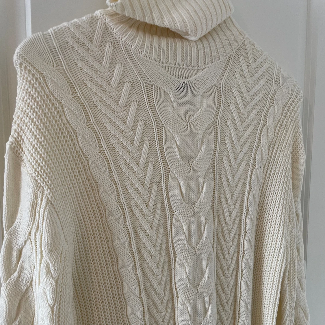 Vit stickad klänning  - 90