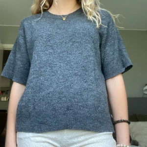 Stickad T-shirt  - Mörkgrå stickad tröja som jag har klippt till t-shirt! 