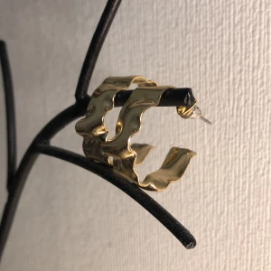  smycken  -  Öronhängen guldfärgade väldigt fina bra att ha om man ska ut någonstans 